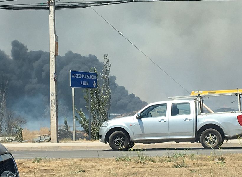 Evacuaron Mall Plaza Oeste Por Incendio De Pastizales En Camino A Lonqu N