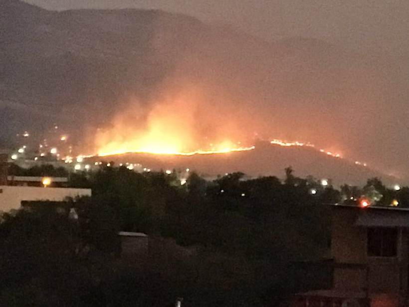 Incendio en Chicureo avanza y amenaza a los condominios cercanos