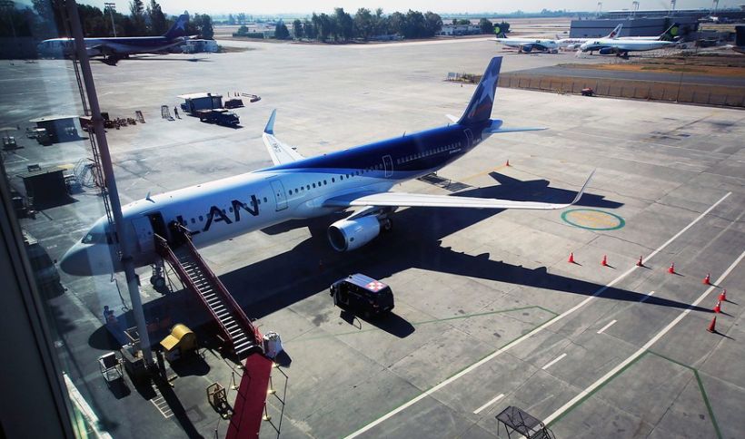 Avión de Latam que iba a Punta Arenas regresó de emergencia a Santiago por amenaza de bomba