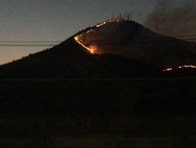 Apagaron incendio que afectó al cerro Chena en San Bernardo