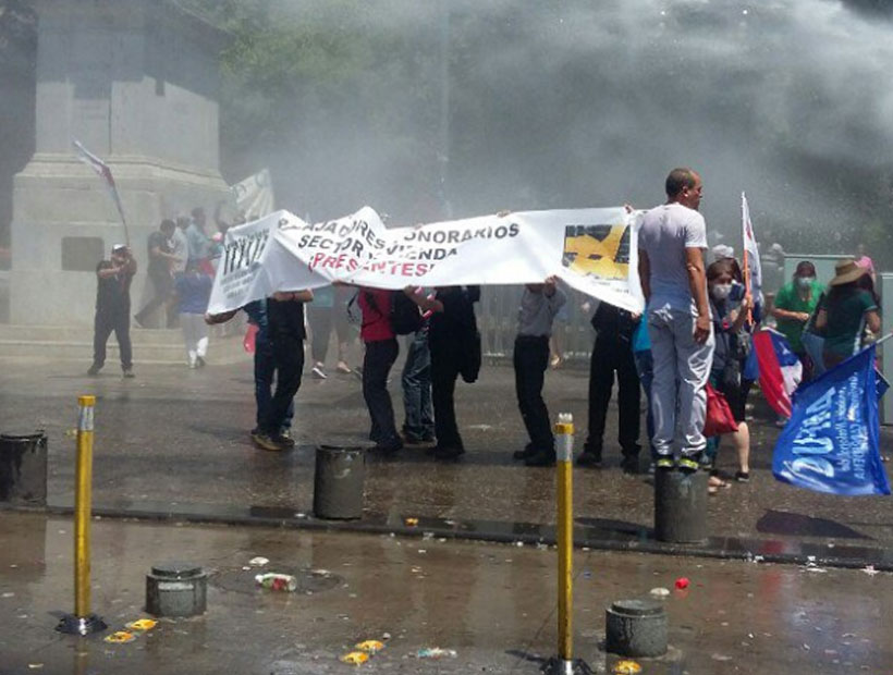 Carabineros dispersó protesta de los empleados fiscales frente a La Moneda