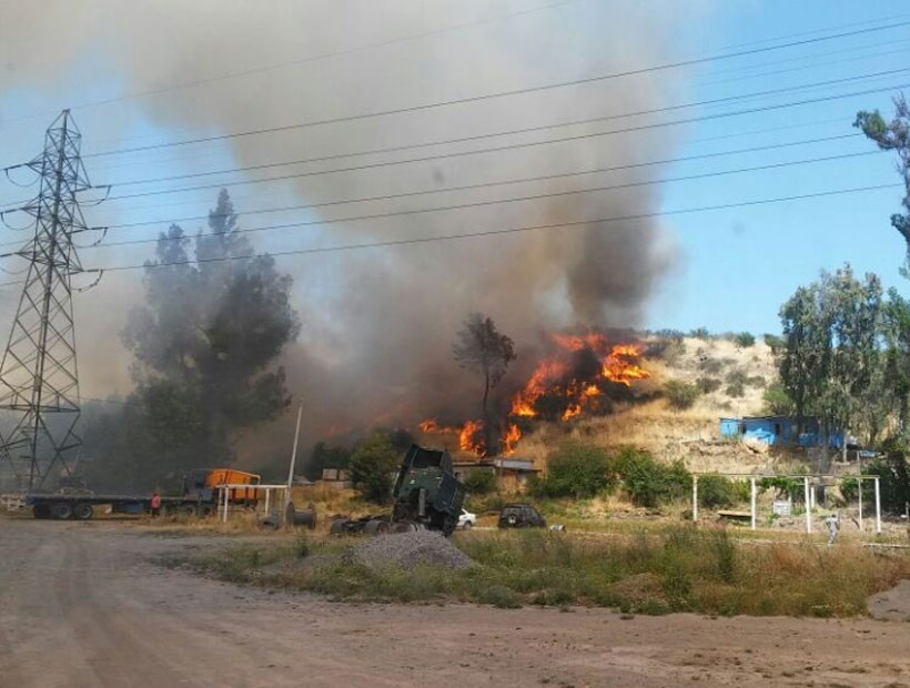 Declararon alerta roja en San Bernardo por incendio en cerro Chena