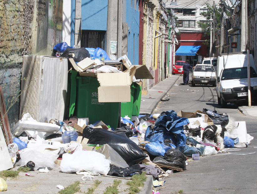 Siete comunas apoyarán el retiro de la basura acumulada en Santiago por el paro