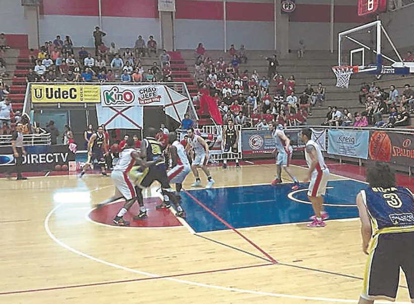 Una pequeña barra valdiviana llegó al CEO para acompañar al quinteto del Calle Calle (Gentileza Liga Nacional de Básquetbol).