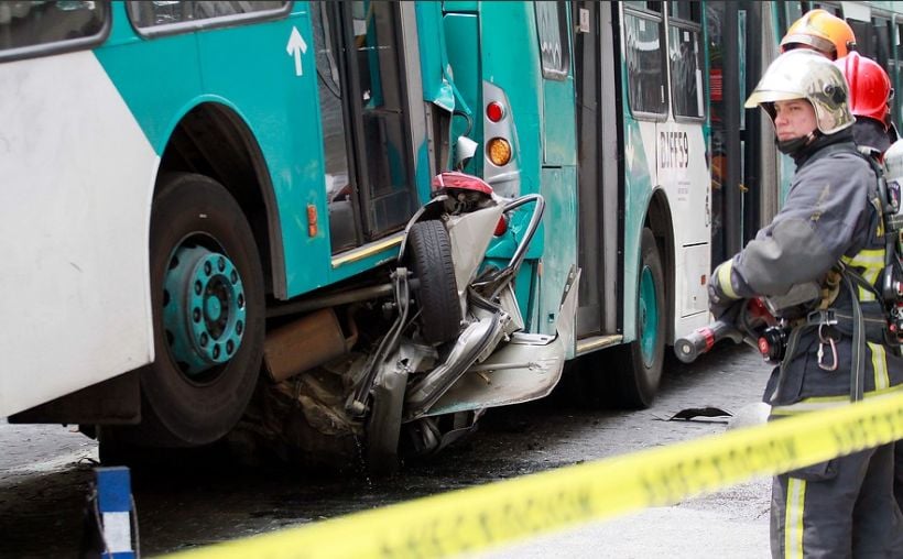 Conductor de citycar murió luego que bus del Transantiago aplastó su auto contra otra máquina