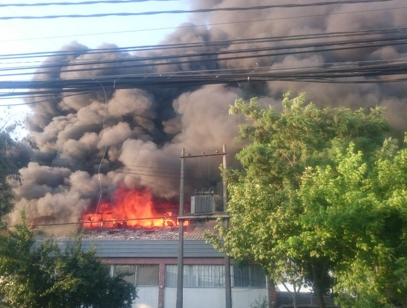 Un incendio de grandes proporciones afecta una fábrica en Ñuñoa