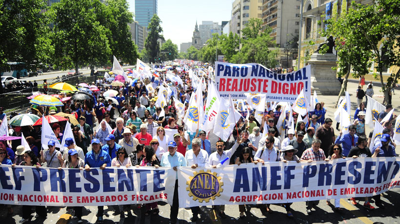 Trabajadores públicos marchan nuevamente en rechazo al reajuste