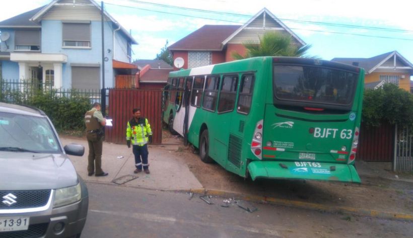 Bus del Transantiago quedó en el antejardín de una casa tras accidente en Puente Alto