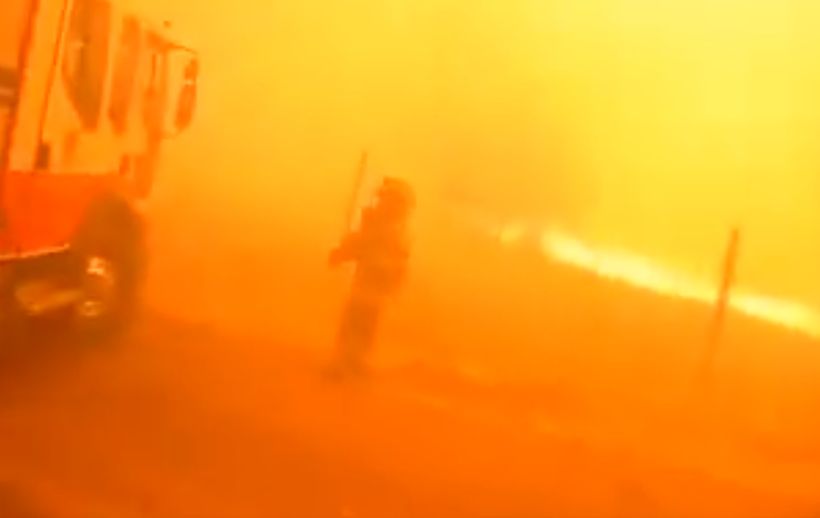 Video muestra el crítico momento en que bomberos son encerrados por las llamas del incendio en Maipú
