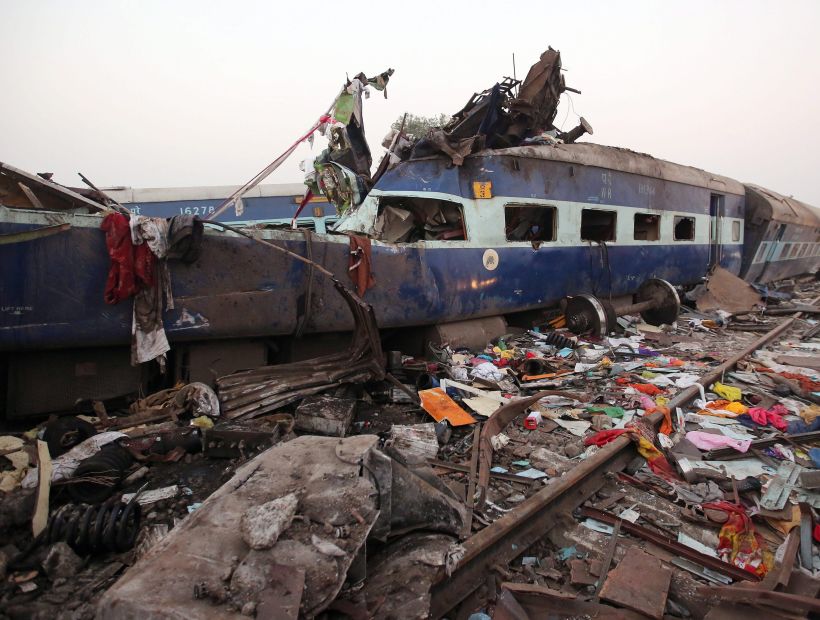 Más de 100 pasajeros murieron tras el descarrilamiento de un tren en la India