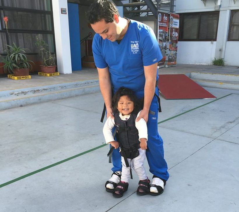 El invento que ayuda a niños con discapacidad a caminar por primera vez se vende en Chile