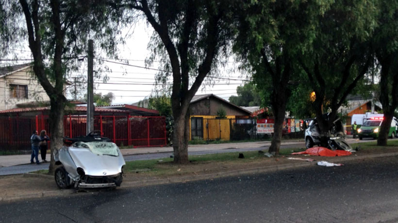 Conductor murió tras chocar contra un árbol en Maipú: auto se partió en dos