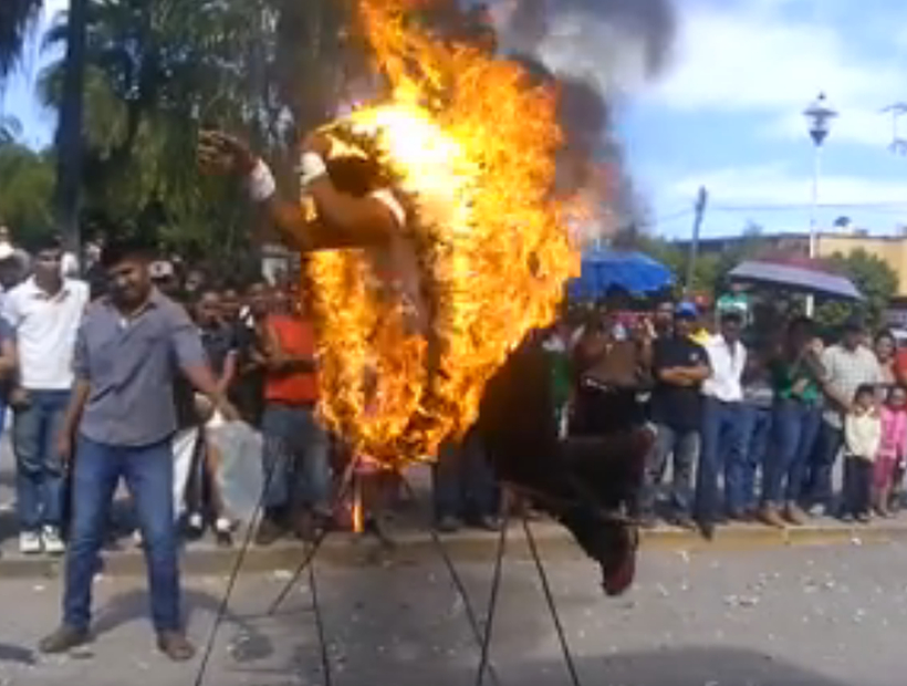 México: espectador intentó pasar el aro de fuego pero no lo logró