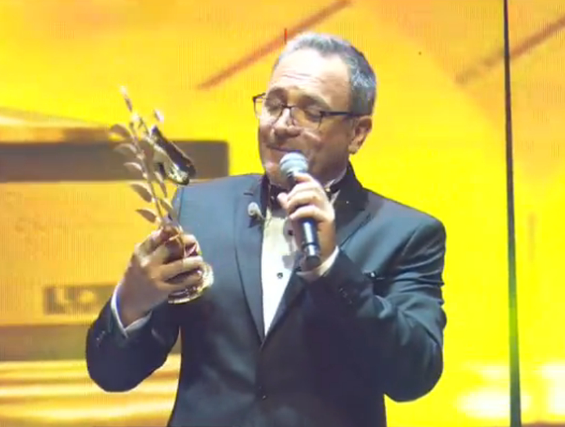 Entre pifias Lucho Jara recibió el Copihue de Oro como Mejor Animador