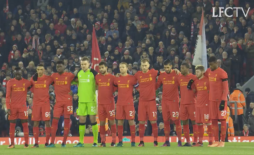 El emotivo minuto de silencio de Liverpool y Leeds por la tragedia del Chapecoense