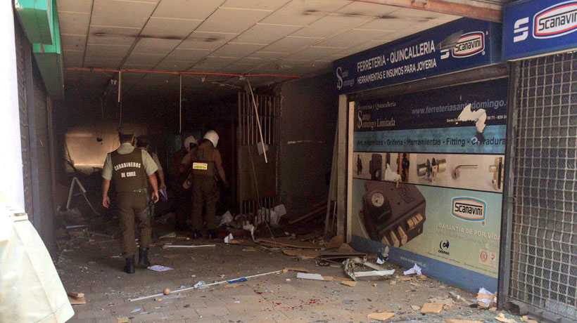 Dos heridos dejó explosión en galería comercial en el centro de Santiago