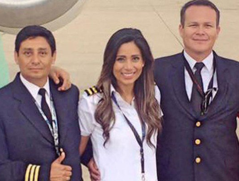 La sobrecargo junto a sus compañeros de vuelo.