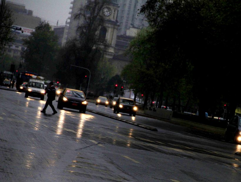 Llovizna sorprendió en Santiago: a partir de mañana vuelven las altas temperaturas