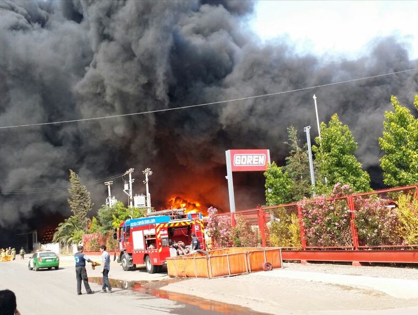 Gran incendio afecta a una fábrica de Lampa