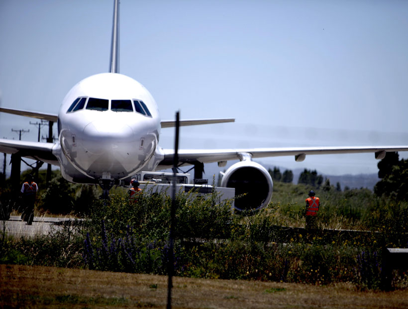 Fin de semana largo: chilenos prefieren viajar en avión al extranjero que dentro de Chile