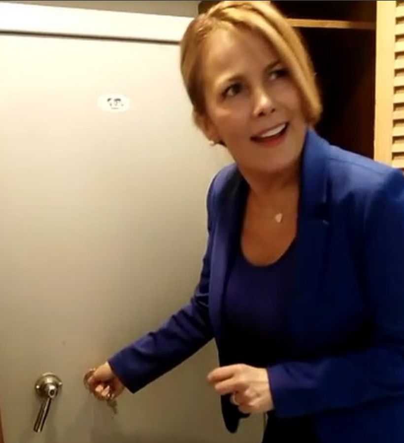 Cathy Barriga se encontró con una enorme caja fuerte en el baño de su oficina de alcaldesa