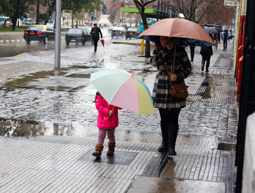 Intensa lluvia en Santiago provocó cortes de luz en varias comunas