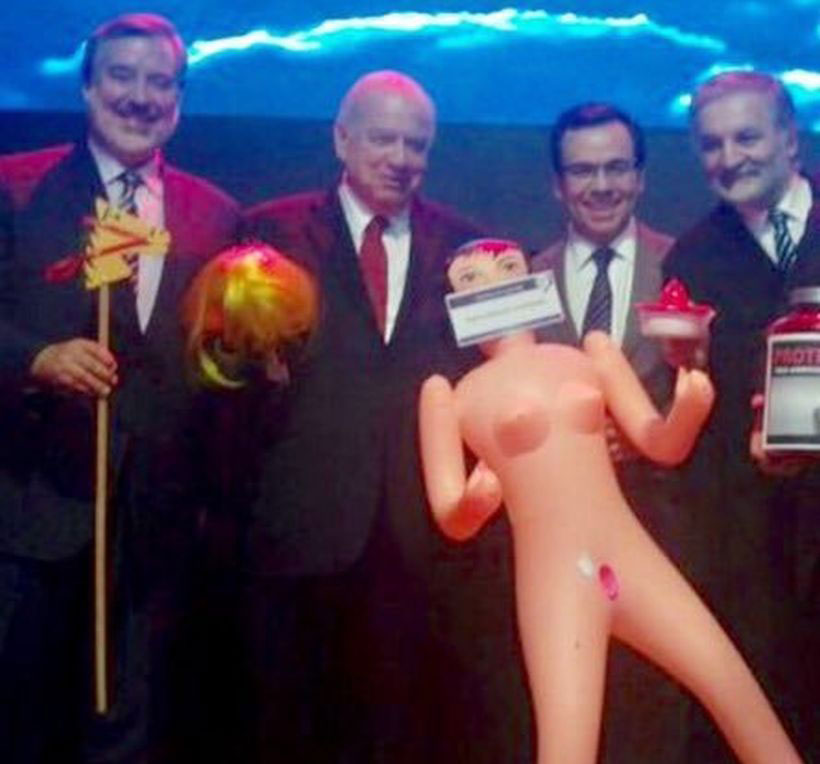 Presidenta condenó muñeca inflable en Asexma: 