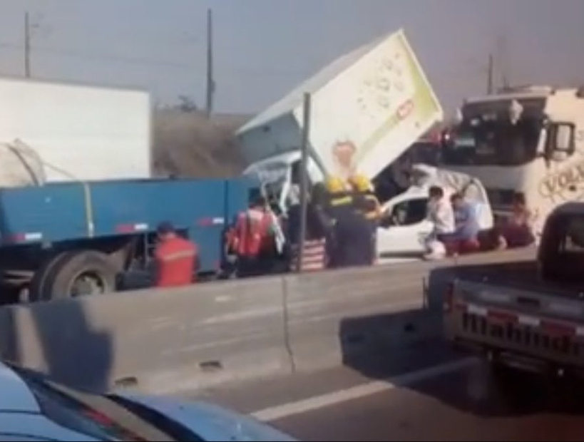 Accidente múltiple entre camiones y autos genera congestión en el Puente Maipo