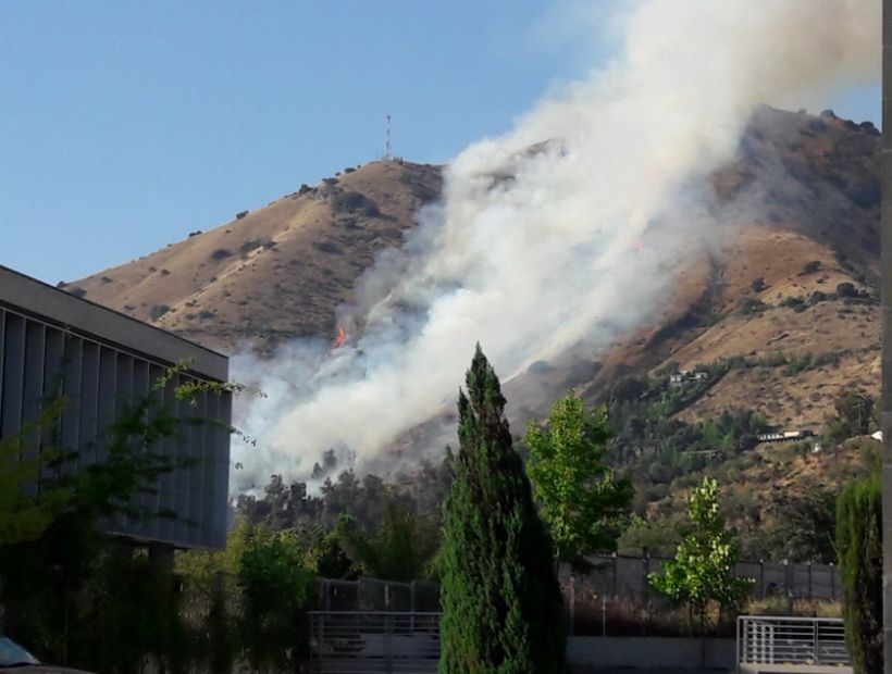 Alerta roja comunal por incendio forestal que afecta cerro Las Canteras en Huechuraba