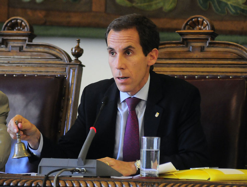 Nuevo alcalde denunció que municipio de Santiago tiene una deuda de $12 mil millones en Educación