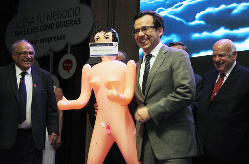 PRI presentó acción judicial contra el ministro de Economía y el senador Guillier por muñeca inflable