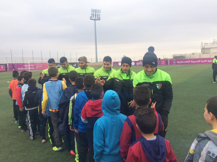 Jugadores de Palestino realizaron una clínica deportiva con niños de Ramallah
