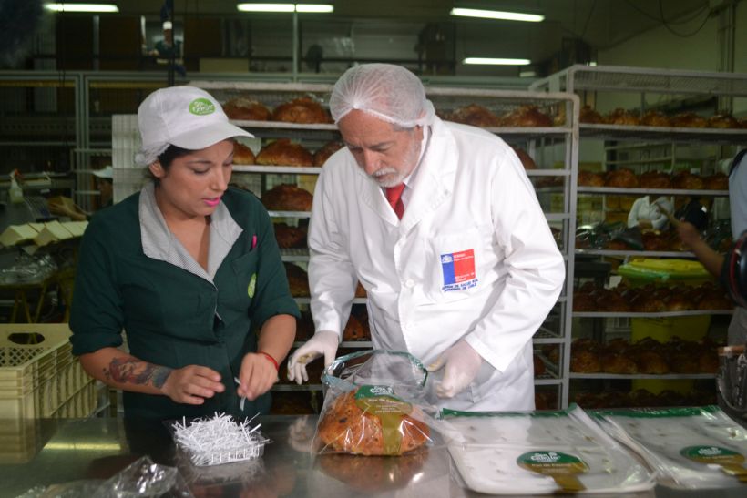 Autoridad sanitaria fiscalizó elaboradoras de pan de pascua en Santiago