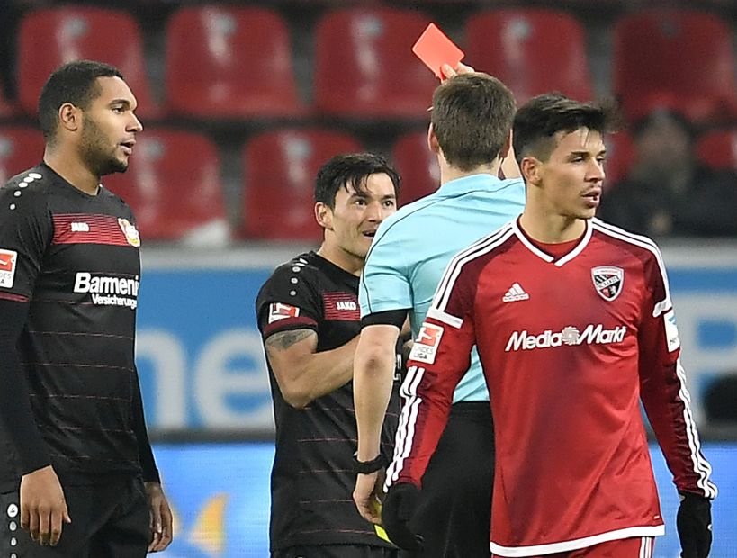 Charles Aránguiz fue expulsado en derrota del Leverkusen ante Ingolstadt