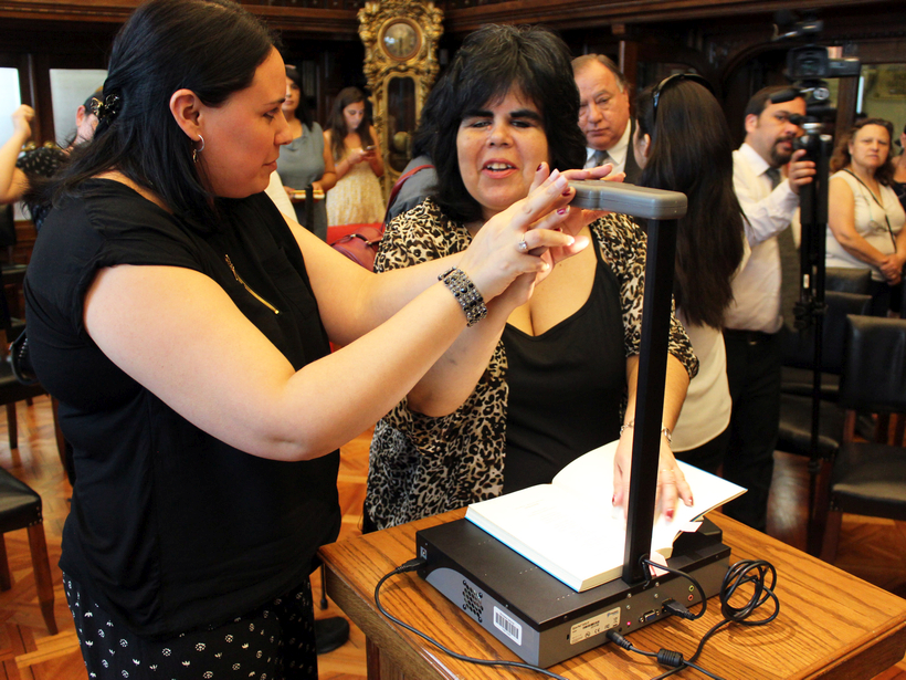 Biblioteca Nacional es la primera de Chile en tener máquinas de lectura para personas ciegas