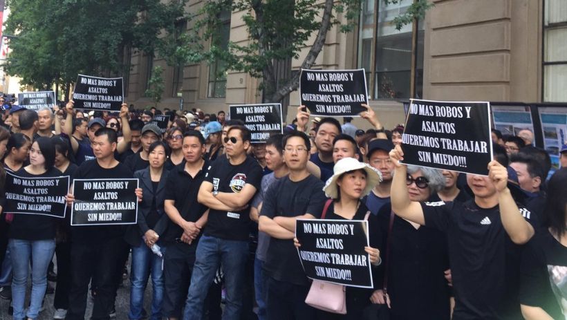 Comunidad china protesta acusando ola de asaltos en sus locales