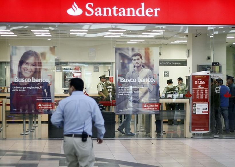 Santander deberá indemnizar a grupo de clientes tras botar información confidencial en la vía pública