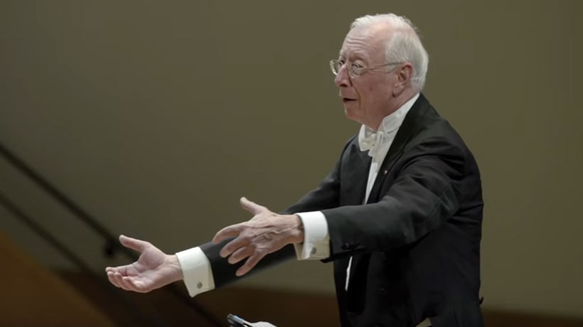 Indignado director de orquesta interrumpió "El Mesias" de Haendel y expulsó a un espectador por el sonido de un celular