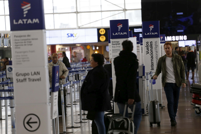 Concesionaria del aeropuerto de Santiago deberá indemnizar a 5 mujeres tras la caída de una pasarela el 27F