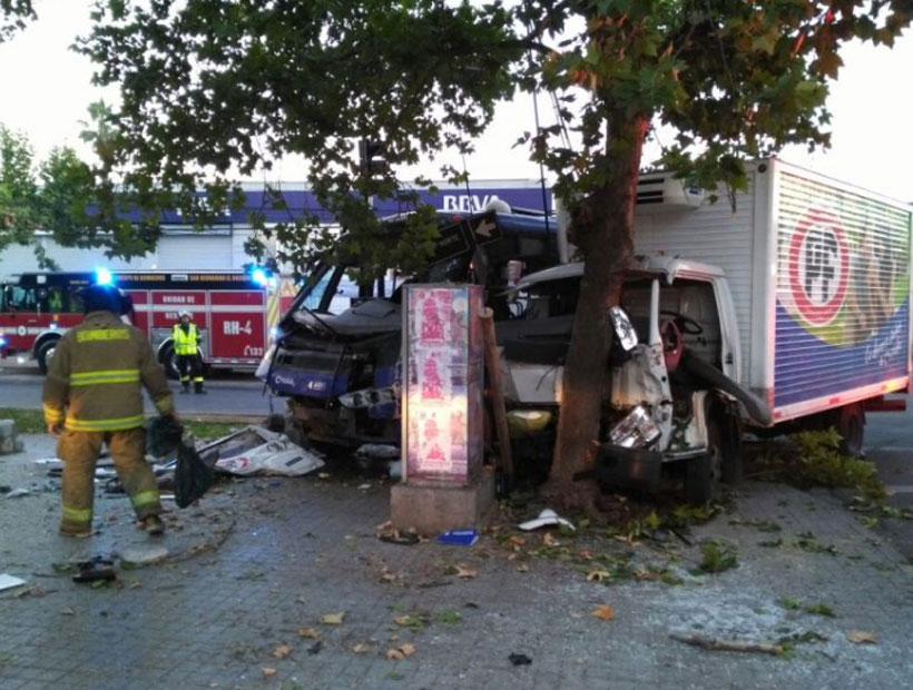 Choque entre un Transantiago y un camión dejó al menos tres heridos en San Bernardo