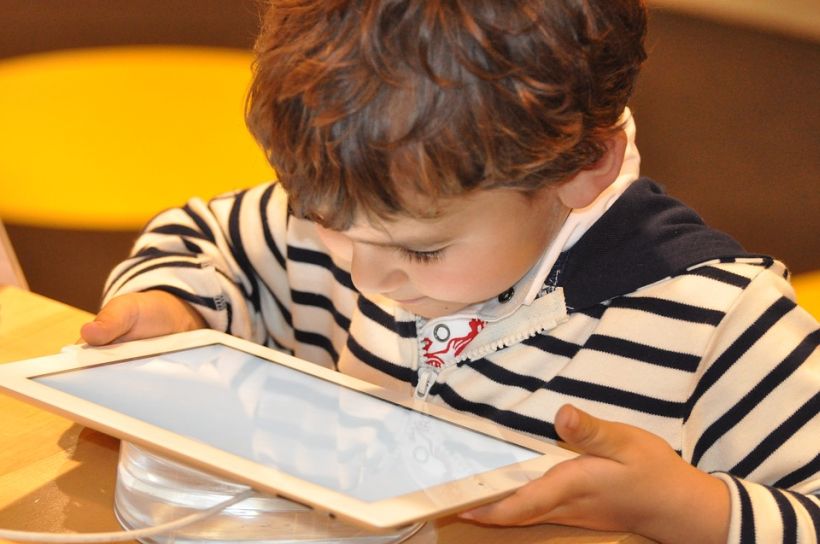 Estudio advierte del peligro de calmar a los niños con tablets
