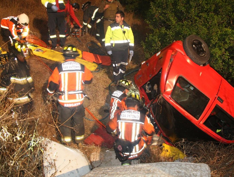 Un vehículo cayó a una quebrada de 20 metros y dejó 2 lesionados en San Antonio
