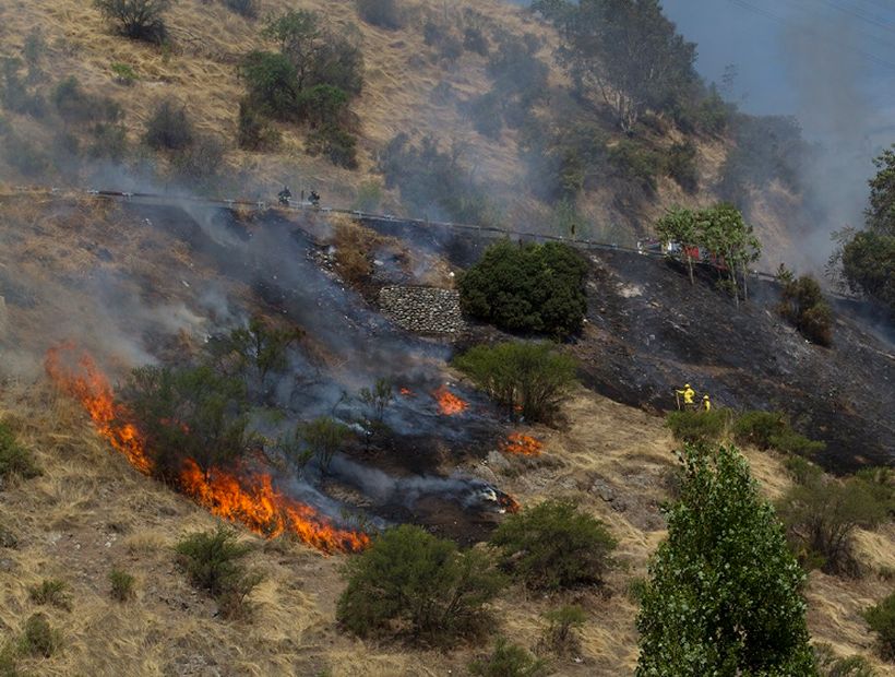 Decretaron Alerta Roja en Huechuraba por incendio forestal