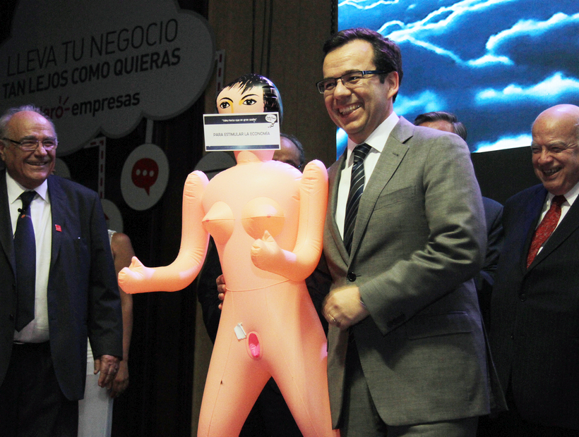 Ministro de Economía declaró la muñeca inflable de Asexma como regalo oficial