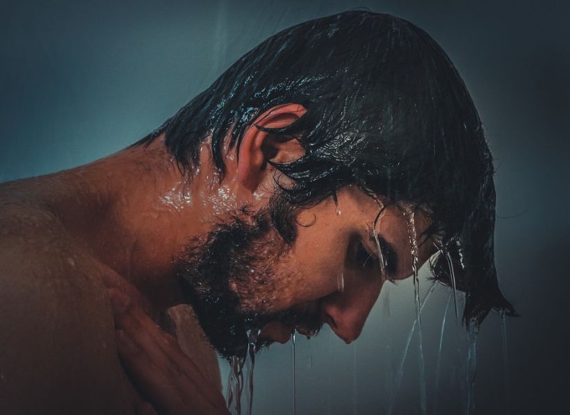 ¿Por qué es beneficioso ducharse con agua fría en verano?