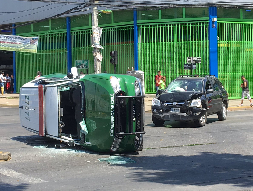 Al menos cinco heridos dejó accidente entre vehículo de Carabineros y un auto en El Bosque