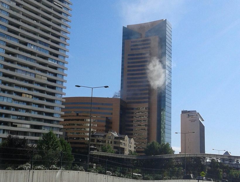 Bomberos trabaja para controlar incendio en una torre aledaña al hotel Marriott