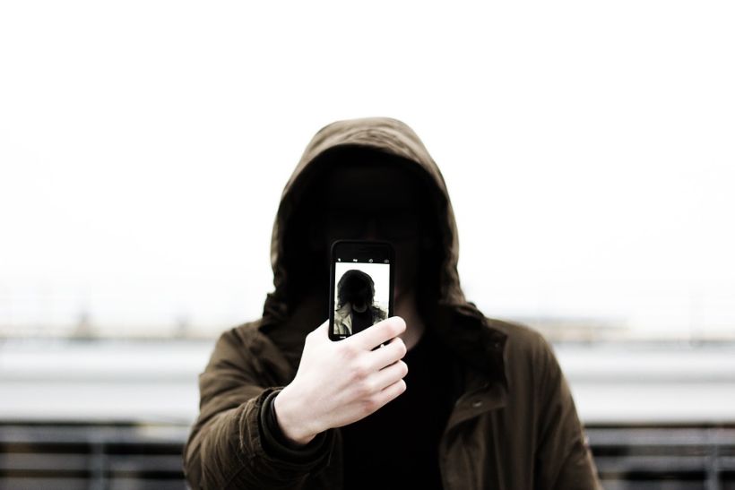 Científicos advierten que selfies donde aparecen huellas dactilares son susceptibles a robos de identidad