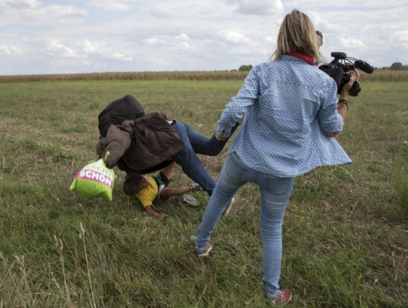 Condenaron a tres años de libertad condicional a la reportera húngara que agredió a refugiados en 2015