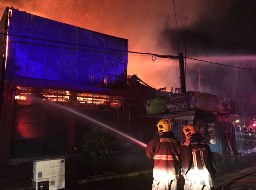 Región de O'Higgins: incendio destruyó cinco locales comerciales del centro de Santa Cruz